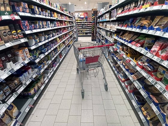 Einkauf in einem Supermarkt oder Discounter zu Zeiten von Corona und Krieg in der Ukraine. Einkauf in Zeiten von Corona und Krieg in der Ukraine *** Shopping in a supermarket or discount store at the time of Corona and war in Ukraine Shopping at the time of Corona and war in Ukraine