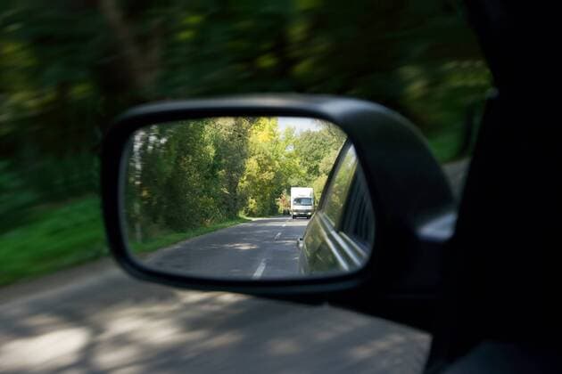 IMAGO Creative: Gesellschaft, Mobilität auf dem Land Road reflecting in the sideview mirror of a car , 2060135.jpg, auto, bend, blur, car, close-up, closeup, country, countryside, drive, empty, fast, forest, freeway, go, green, high, land, landscape, lane, line, look, mirror, motion, motion-blur, motorsport, move, nature, outdoor, part, rear, reflect, reflection, ride, road, run, rural, safe, safety, side, sideview, speed, speeding, through, traffic, transport, transportation, travel, vehicle, view, wood,