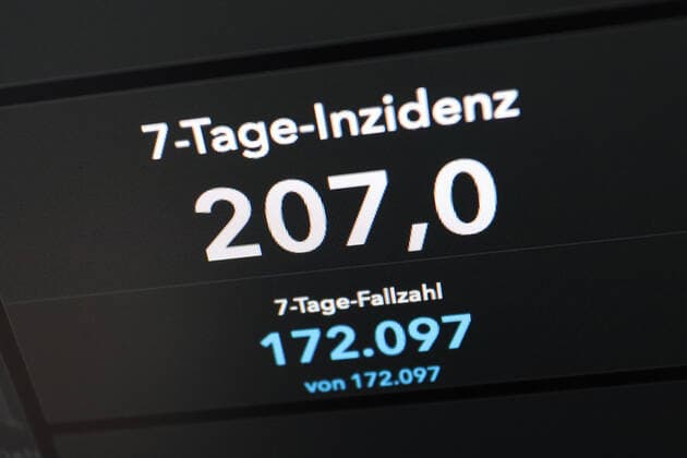 Dashboard des RKI, die 7-Tage-Inzidenz liegt nun bei 207,0 7-Tage-Inzidenz, Dashboard des RKI auf einem Monitor am 01.06.2022 in Siegen Deutschland.
