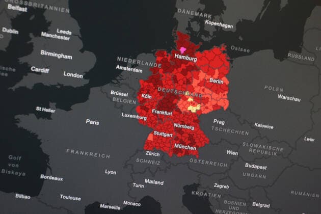 Dashboard des RKI, die 7-Tage-Inzidenz liegt nun bei 207,0 7-Tage-Inzidenz, Dashboard des RKI auf einem Monitor am 01.06.2022 in Siegen Deutschland.