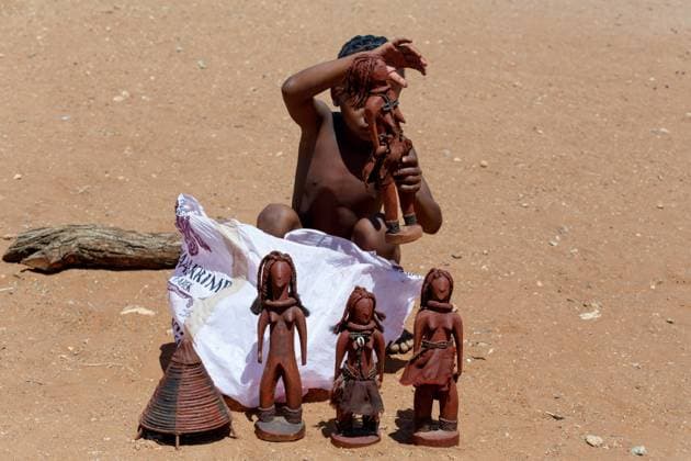 IMAGO Cultures of the world, Himba Volk in Namibia NAMIBIA, KAMANJAB, OCTOBER 10: Himba child with souvenirs for sale in the Himba village in northern Namibia, near Kamanjab city, October 10, 2014, Namibia , 20809458.jpg, action, black, community, cultural, ethnicity, exotic, female, child, natural, necklace, original, people, wild, women, young, africa, african, authentic, culture, ethnic, habitation, himba, namibia, native, outdoor, poverty, tradition, tribal, tribe, art, artist, artistic, craft, decoration, exhibition, fair, gift, handcraft, handicraft, handmade, market, marketplace, selling, small, souvenir, tourism, trade, traditional, typical, vendors,
