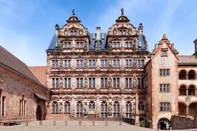  Mitte Friedrichsbau im Schlosshof, erbaut von Kurfürst Friedrich IV. 1601 bis 1607, Ahnengalerie der Kurfürsten in der Fassade, Renaissance, Heidelberger Schloss, erstmalig erwähnt 1225, roter Neckartäler Sandstein, Wahrzeichen der Stadt Heidelberg am Königstuhl Nordhang, Baden-Württemberg, Deutschland, Europa *** Middle Friedrichsbau at castle courtyard, built from Elector Friedrich IV 1601 to 1607, Ahnengalerie the Electors in the Facade, Renaissance, Heidelberger Lock, for the first time mentioned 1225, Red Neckar valleys sandstone, Landmark the City Heidelberg on Königstuhl north slope, Bathing Wuerttemberg, Germany, Europe Copyright: imageBROKER/NorbertxProbst iblnpr08313713.jpg