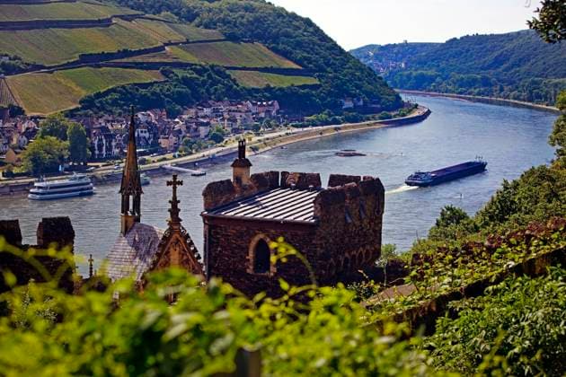 IMAGO Creative, Sommer, Weinfeste und Weinwanderungen Blick über die Burg Rheinstein auf den Rhein und den Ort Rüdesheim-Assmannshausen, Oberes Mittelrheintal, Rheinland-Pfalz, Deutschland, Europa *** View via the Burg Rheinstein at the Rhine and the Place Rüdesheim Assmannshausen, Upper Middle Rhine Valley, Rhineland Palatinate, Germany, Europe Copyright: imageBROKER/StefanxZiese iblszi08313794.jpg