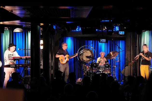31.05.2022 xkhx Kassel Theaterstübchen Konzert Guru Guru Mani Neumeier (82 Jahre) seit 52 Jahren Krautrock Underground-Hit Elektrolurch Musiker Mani Neumeier: Schlagzeug Roland Schaeffer: Gitarre, Flöte Peter Kühmstedt: Bass Jan Lindqvist: Keyboard