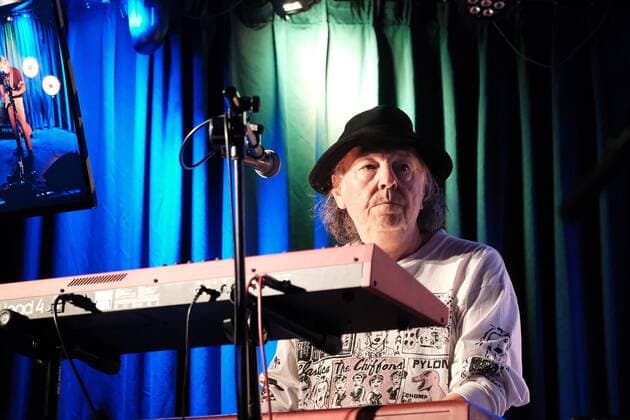 31.05.2022 xkhx Kassel Theaterstübchen Konzert Guru Guru Mani Neumeier (82 Jahre) seit 52 Jahren Krautrock Underground-Hit Elektrolurch Musiker Mani Neumeier: Schlagzeug Roland Schaeffer: Gitarre, Flöte Peter Kühmstedt: Bass Jan Lindqvist: Keyboard