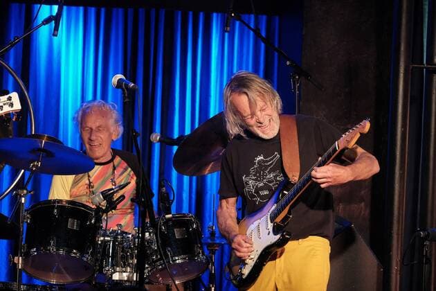 31.05.2022 xkhx Kassel Theaterstübchen Konzert Guru Guru Mani Neumeier (82 Jahre) seit 52 Jahren Krautrock Underground-Hit Elektrolurch Musiker Mani Neumeier: Schlagzeug Roland Schaeffer: Gitarre, Flöte Peter Kühmstedt: Bass Jan Lindqvist: Keyboard