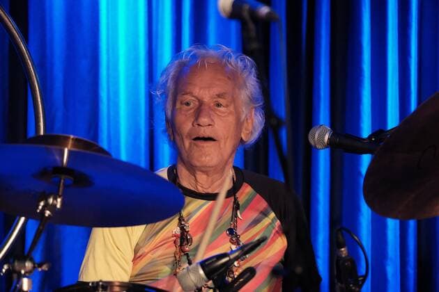 31.05.2022 xkhx Kassel Theaterstübchen Konzert Guru Guru Mani Neumeier (82 Jahre) seit 52 Jahren Krautrock Underground-Hit Elektrolurch Musiker Mani Neumeier: Schlagzeug Roland Schaeffer: Gitarre, Flöte Peter Kühmstedt: Bass Jan Lindqvist: Keyboard