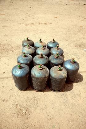 IMAGO Nature: Unsere Erde, Umweltverträgliche Herausforderungen des 21. Jahrhunderts, Methan Rows of tanks filled with flammable gas in the street - Morocco , 2064419.jpg, air, alternative energy, bottle, can, canister, chemical, chemistry, container, danger, dirty, empty, energy, equipment, explosive, flammable, fuel and power generation, gas, gray, ground, heat, helium, hydrogen, material, metal, methane, natural gas, nature, nobody, old, oxygen, propane, refill, reusable, rust, rusty, stained, steel, storage compartment, storage room, storage tank, street, toxic waste, unhygienic, urban, valve, warehouse,