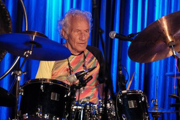 31.05.2022 xkhx Kassel Theaterstübchen Konzert Guru Guru Mani Neumeier (82 Jahre) seit 52 Jahren Krautrock Underground-Hit Elektrolurch Musiker Mani Neumeier: Schlagzeug Roland Schaeffer: Gitarre, Flöte Peter Kühmstedt: Bass Jan Lindqvist: Keyboard