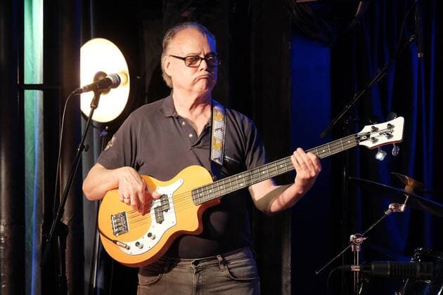 31.05.2022 xkhx Kassel Theaterstübchen Konzert Guru Guru Mani Neumeier (82 Jahre) seit 52 Jahren Krautrock Underground-Hit Elektrolurch Musiker Mani Neumeier: Schlagzeug Roland Schaeffer: Gitarre, Flöte Peter Kühmstedt: Bass Jan Lindqvist: Keyboard