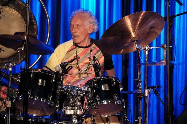 31.05.2022 xkhx Kassel Theaterstübchen Konzert Guru Guru Mani Neumeier (82 Jahre) seit 52 Jahren Krautrock Underground-Hit Elektrolurch Musiker Mani Neumeier: Schlagzeug Roland Schaeffer: Gitarre, Flöte Peter Kühmstedt: Bass Jan Lindqvist: Keyboard