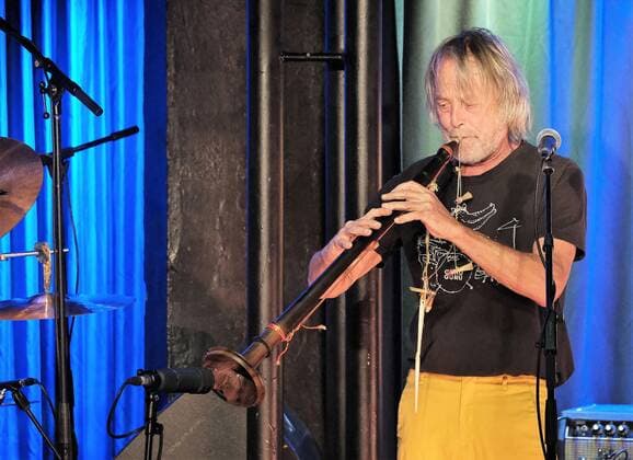 31.05.2022 xkhx Kassel Theaterstübchen Konzert Guru Guru Mani Neumeier (82 Jahre) seit 52 Jahren Krautrock Underground-Hit Elektrolurch Musiker Mani Neumeier: Schlagzeug Roland Schaeffer: Gitarre, Flöte Peter Kühmstedt: Bass Jan Lindqvist: Keyboard