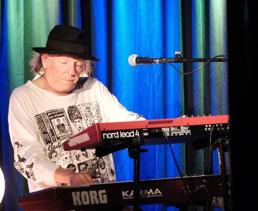 31.05.2022 xkhx Kassel Theaterstübchen Konzert Guru Guru Mani Neumeier (82 Jahre) seit 52 Jahren Krautrock Underground-Hit Elektrolurch Musiker Mani Neumeier: Schlagzeug Roland Schaeffer: Gitarre, Flöte Peter Kühmstedt: Bass Jan Lindqvist: Keyboard