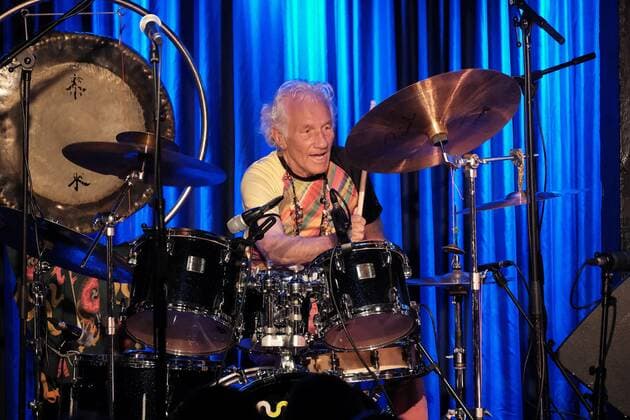 31.05.2022 xkhx Kassel Theaterstübchen Konzert Guru Guru Mani Neumeier (82 Jahre) seit 52 Jahren Krautrock Underground-Hit Elektrolurch Musiker Mani Neumeier: Schlagzeug Roland Schaeffer: Gitarre, Flöte Peter Kühmstedt: Bass Jan Lindqvist: Keyboard