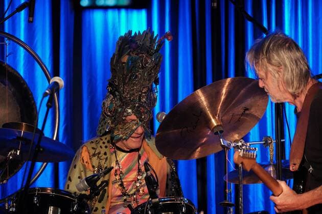 31.05.2022 xkhx Kassel Theaterstübchen Konzert Guru Guru Mani Neumeier (82 Jahre) seit 52 Jahren Krautrock Underground-Hit Elektrolurch Musiker Mani Neumeier: Schlagzeug Roland Schaeffer: Gitarre, Flöte Peter Kühmstedt: Bass Jan Lindqvist: Keyboard
