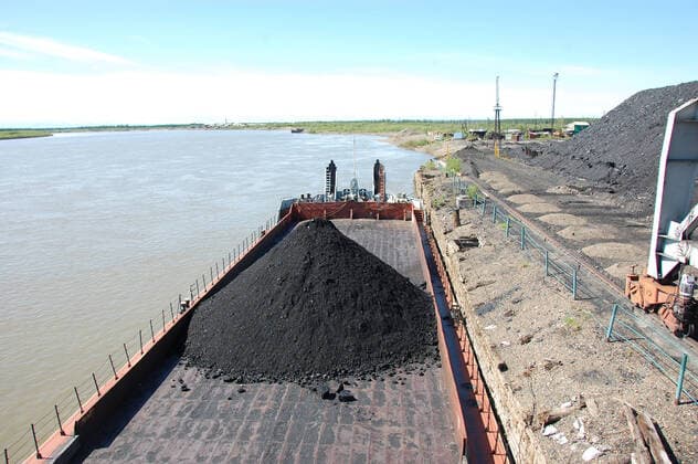 IMAGO Nature: Unsere Erde, Ressourcen, Kohle Dockside cargo crane loads coal at river port Kolyma, Yakutia, Russia , 20818566.jpg, dockside cargo crane, dockside, cargo, crane, bucket, Russia, industrial, port, coal, mineral, river, work, job, transportation, scoop, haven, dipper, ladle, grab, barge, ship, transport, industry, outback, Kolyma, Zyryanka, metal, boat, ship, vessel,