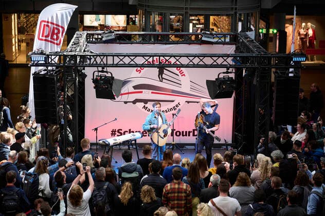 Max Giesinger spielt Konzert im Berliner Hauptbahnhof Musiker Max Giesinger gibt im Rahmen der Aktion Schnellste Tour mit der Deutschen Bahn ein Konzert im Berliner Hauptbahnhof am 01.06.2022 in Berlin. Der Musiker spielt dabei vier kostenfreie Konzerte an vier Bahnhöfen in Deutschland. Berlin Hauptbahnhof Berlin Deutschland