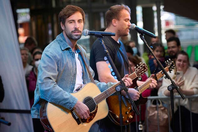 Max Giesinger spielt Konzert im Berliner Hauptbahnhof Musiker Max Giesinger gibt im Rahmen der Aktion Schnellste Tour mit der Deutschen Bahn ein Konzert im Berliner Hauptbahnhof am 01.06.2022 in Berlin. Der Musiker spielt dabei vier kostenfreie Konzerte an vier Bahnhöfen in Deutschland. Berlin Hauptbahnhof Berlin Deutschland