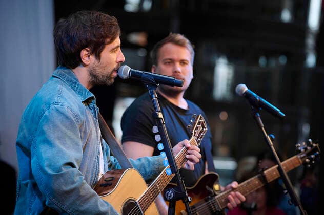 Max Giesinger spielt Konzert im Berliner Hauptbahnhof Musiker Max Giesinger gibt im Rahmen der Aktion Schnellste Tour mit der Deutschen Bahn ein Konzert im Berliner Hauptbahnhof am 01.06.2022 in Berlin. Der Musiker spielt dabei vier kostenfreie Konzerte an vier Bahnhöfen in Deutschland. Berlin Hauptbahnhof Berlin Deutschland