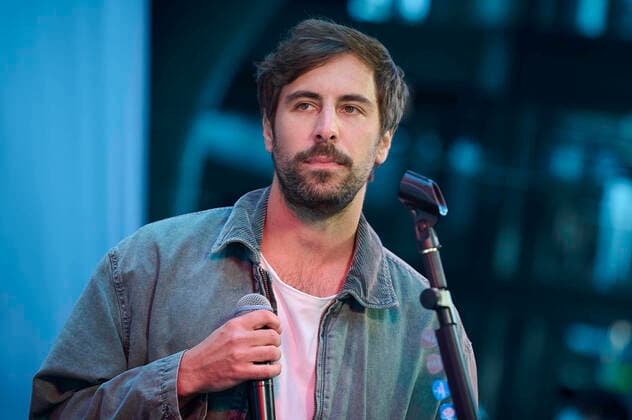 Max Giesinger spielt Konzert im Berliner Hauptbahnhof Musiker Max Giesinger gibt im Rahmen der Aktion Schnellste Tour mit der Deutschen Bahn ein Konzert im Berliner Hauptbahnhof am 01.06.2022 in Berlin. Der Musiker spielt dabei vier kostenfreie Konzerte an vier Bahnhöfen in Deutschland. Berlin Hauptbahnhof Berlin Deutschland
