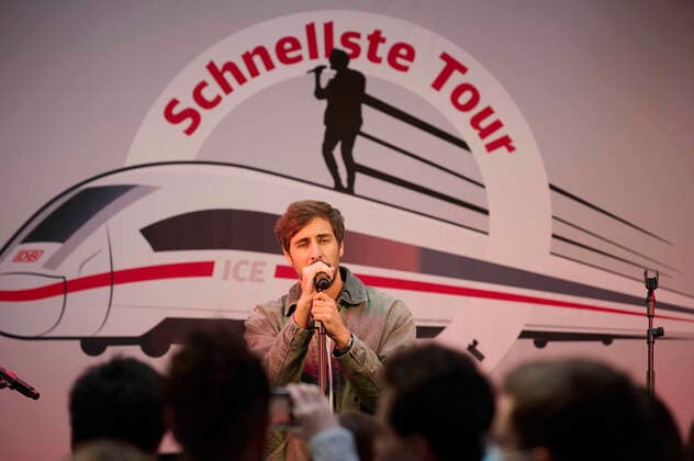 Max Giesinger spielt Konzert im Berliner Hauptbahnhof Musiker Max Giesinger gibt im Rahmen der Aktion Schnellste Tour mit der Deutschen Bahn ein Konzert im Berliner Hauptbahnhof am 01.06.2022 in Berlin. Der Musiker spielt dabei vier kostenfreie Konzerte an vier Bahnhöfen in Deutschland. Berlin Hauptbahnhof Berlin Deutschland