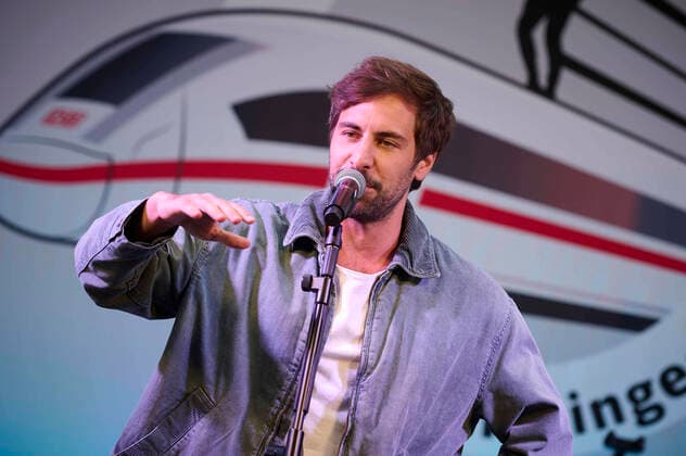 Max Giesinger spielt Konzert im Berliner Hauptbahnhof Musiker Max Giesinger gibt im Rahmen der Aktion Schnellste Tour mit der Deutschen Bahn ein Konzert im Berliner Hauptbahnhof am 01.06.2022 in Berlin. Der Musiker spielt dabei vier kostenfreie Konzerte an vier Bahnhöfen in Deutschland. Berlin Hauptbahnhof Berlin Deutschland