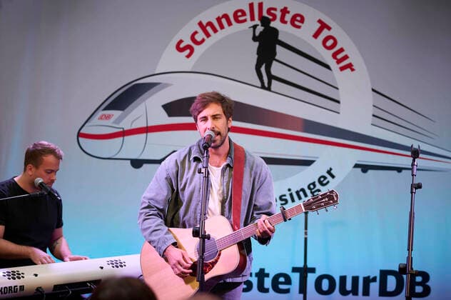 Max Giesinger spielt Konzert im Berliner Hauptbahnhof Musiker Max Giesinger gibt im Rahmen der Aktion Schnellste Tour mit der Deutschen Bahn ein Konzert im Berliner Hauptbahnhof am 01.06.2022 in Berlin. Der Musiker spielt dabei vier kostenfreie Konzerte an vier Bahnhöfen in Deutschland. Berlin Hauptbahnhof Berlin Deutschland