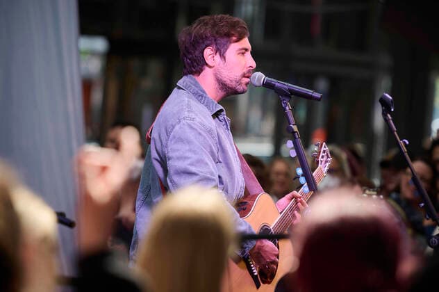 Max Giesinger spielt Konzert im Berliner Hauptbahnhof Musiker Max Giesinger gibt im Rahmen der Aktion Schnellste Tour mit der Deutschen Bahn ein Konzert im Berliner Hauptbahnhof am 01.06.2022 in Berlin. Der Musiker spielt dabei vier kostenfreie Konzerte an vier Bahnhöfen in Deutschland. Berlin Hauptbahnhof Berlin Deutschland