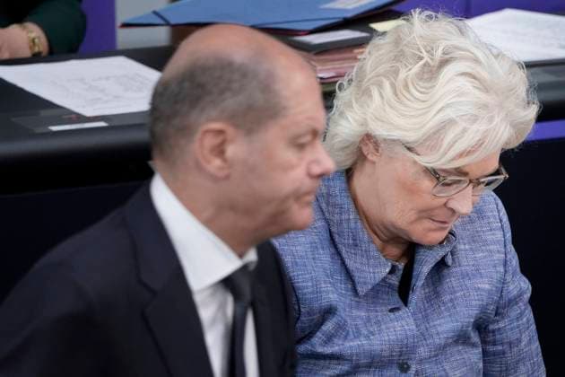 39. Bundestagssitzung und Debatte Aktuell,01.06.2022 Berlin, Verteidigungsministerin Christine Lambrecht (SPD) mit Bundeskanzler Olaf Scholz (SPD) auf der Regierungsbank bei der Debatte Haushaltsdebatte des Bundeskanzler und Bundeskanzleramt, Unabhängiger Kontrollrat bei der 39. Sitzung des Deutschen Bundestag in Berlin Berlin Berlin Deutschland *** 39 Bundestag Session and Debate Current,01 06 2022 Berlin, Defense Minister Christine Lambrecht SPD with Chancellor Olaf Scholz SPD on the government bench during the debate budget debate of the Chancellor and Chancellors Office, Independent Control Council at the 39 session of the German Bundestag in Berlin Berlin Germany