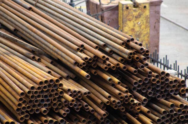 IMAGO Creative: Business, Inflation und Lieferketten Warehouse of metal pipes. Rusty pipes lay on the earth. , 2091491.jpg, depot, factory, industry, iron, metal, metallurgy, pipe, rust, tube,