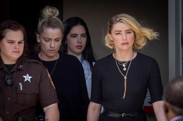 Bilder des Jahres 2022, Entertainment 06 Juni Entertainment Themen der Woche KW22 Entertainment Bilder des Tages Amber Heard nach Schuldspruch im Prozess gegen Johnny Depp in Fairfax Actress Amber Heard, right, and her sister Whitney Heard, left, depart the Fairfax County Courthouse following the verdicts in her trial against Johnny Depp in Fairfax, Virginia, Wednesday, June 1, 2022. Copyright: xRodxLamkeyx xCNPx MediaPunchx