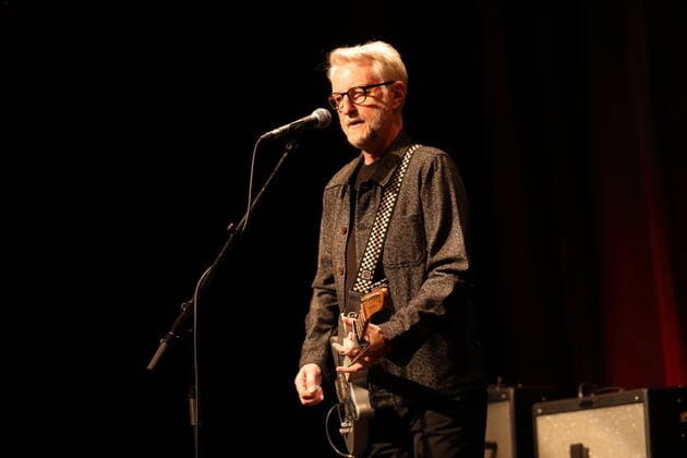 Billy Bragg bei einem Konzert im Heimathafen Neukölln in Berlin, 1. Juni 2022. Billy Bragg Konzert Berlin