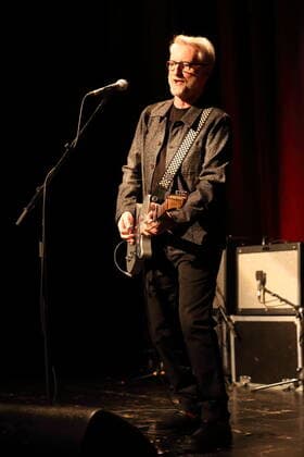Billy Bragg bei einem Konzert im Heimathafen Neukölln in Berlin, 1. Juni 2022. Billy Bragg Konzert Berlin