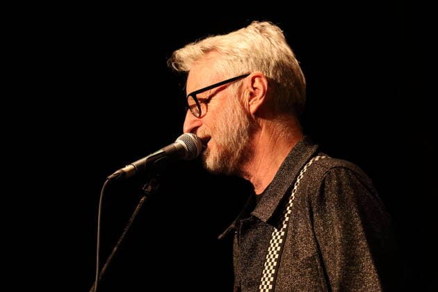 Billy Bragg bei einem Konzert im Heimathafen Neukölln in Berlin, 1. Juni 2022. Billy Bragg Konzert Berlin