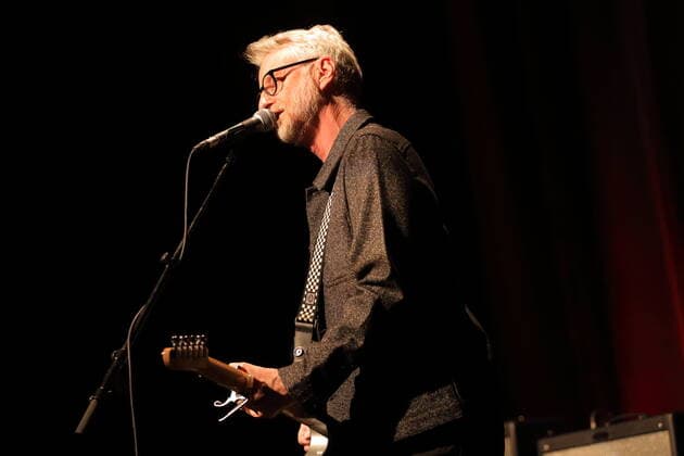 Billy Bragg bei einem Konzert im Heimathafen Neukölln in Berlin, 1. Juni 2022. Billy Bragg Konzert Berlin