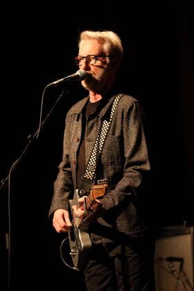 Billy Bragg bei einem Konzert im Heimathafen Neukölln in Berlin, 1. Juni 2022. Billy Bragg Konzert Berlin