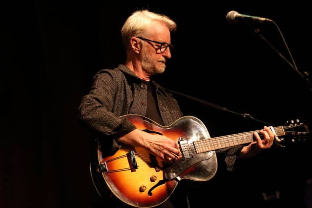 Billy Bragg bei einem Konzert im Heimathafen Neukölln in Berlin, 1. Juni 2022. Billy Bragg Konzert Berlin