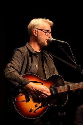 Billy Bragg bei einem Konzert im Heimathafen Neukölln in Berlin, 1. Juni 2022. Billy Bragg Konzert Berlin