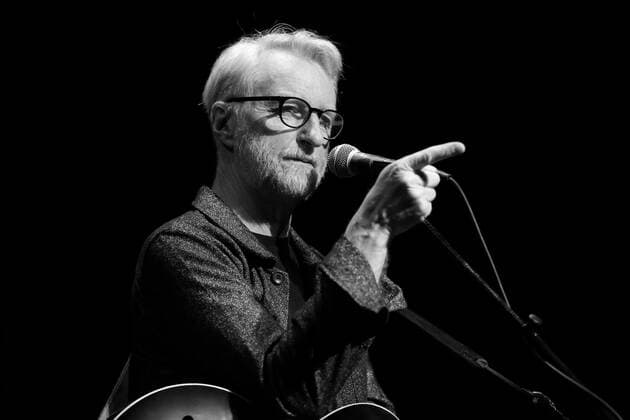 Billy Bragg bei einem Konzert im Heimathafen Neukölln in Berlin, 1. Juni 2022. (Foto schwarzweiß konvertiert) Billy Bragg Konzert Berlin