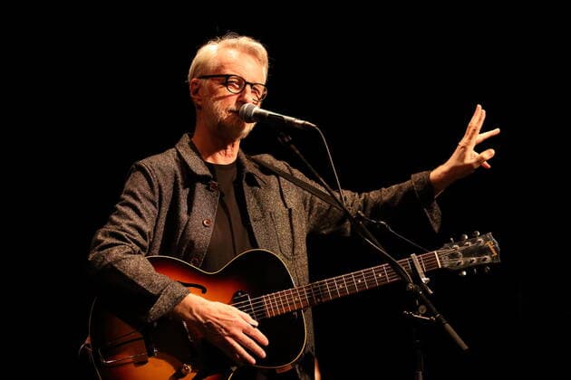 Billy Bragg bei einem Konzert im Heimathafen Neukölln in Berlin, 1. Juni 2022. Billy Bragg Konzert Berlin
