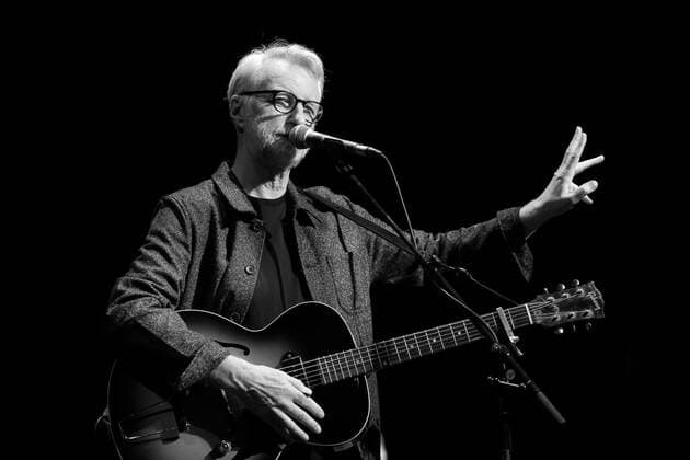 Billy Bragg bei einem Konzert im Heimathafen Neukölln in Berlin, 1. Juni 2022. (Foto schwarzweiß konvertiert) Billy Bragg Konzert Berlin