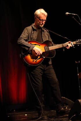 Billy Bragg bei einem Konzert im Heimathafen Neukölln in Berlin, 1. Juni 2022. Billy Bragg Konzert Berlin
