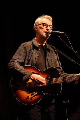 Billy Bragg bei einem Konzert im Heimathafen Neukölln in Berlin, 1. Juni 2022. Billy Bragg Konzert Berlin