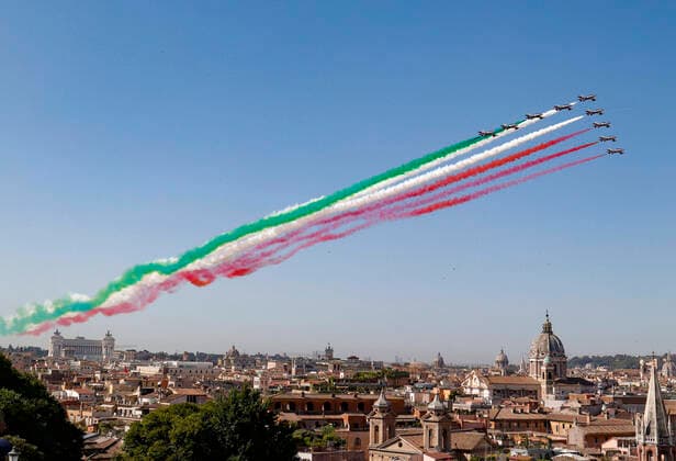 Bilder des Jahres 2022, News 06 Juni News Themen der Woche KW22 News Bilder des Tages Italien, Nationalfeiertag Tag der Republik June 2, 2022, Roma, Italia: Italian Air Forces aerobatic demonstration team Frecce Tricolori fly during the celebrations of the Italy s Republic Day, in Rome, Italy, 2 June 2022. ANSA GIUSEPPE LAMI Roma Italia  - ZUMAa110 20220602_zaf_a110_005 Copyright: xGiuseppexLamix