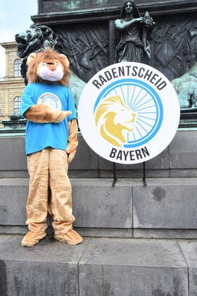 Aktions Teilnehmer Symbol Muenchen 02. Max Joseph Platz Aktion Radentscheid fuer Bayern Muenchen
