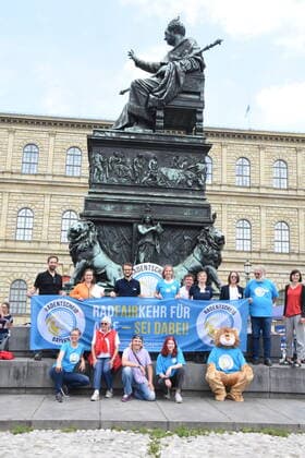 Aktions Teilnehmer Muenchen 02. Max Joseph Platz Aktion Radentscheid fuer Bayern Muenchen