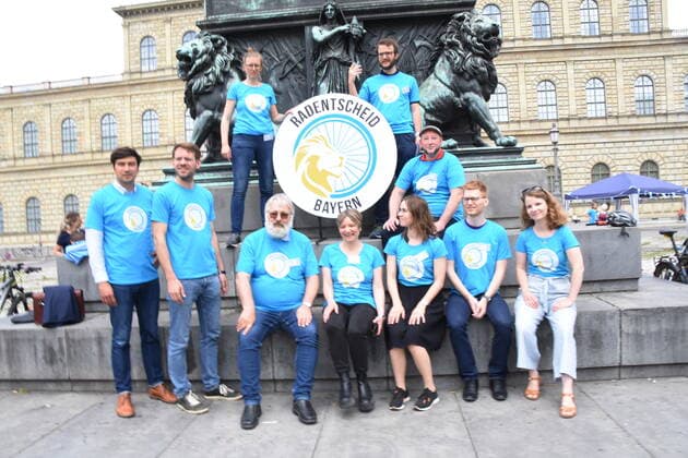 Aktions Teilnehmer Muenchen 02. Max Joseph Platz Aktion Radentscheid fuer Bayern Muenchen