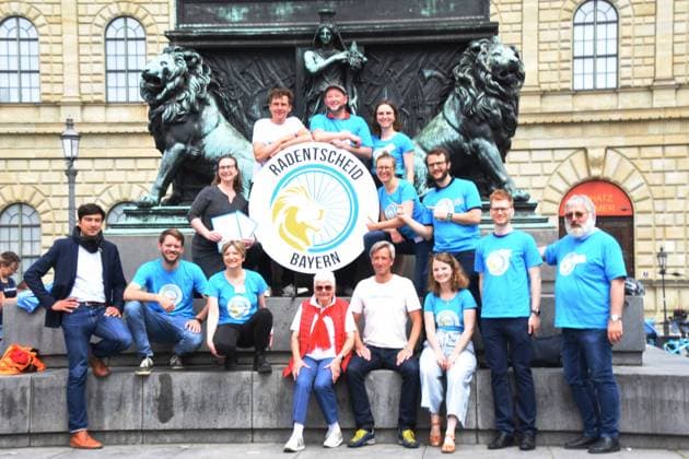 Aktions Teilnehmer Muenchen 02. Max Joseph Platz Aktion Radentscheid fuer Bayern Muenchen
