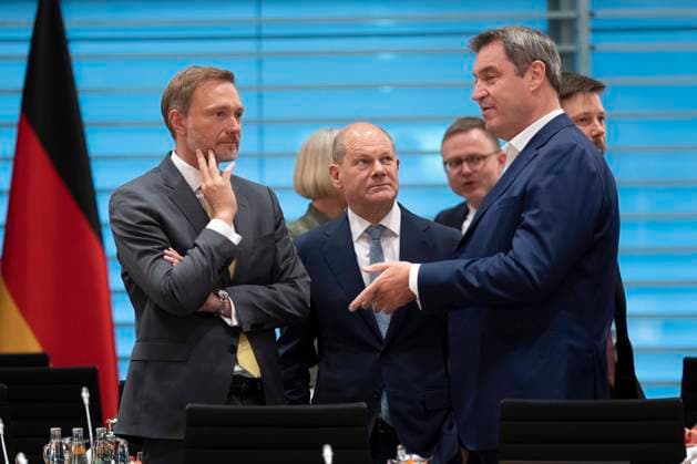 News Themen der Woche KW22 News Bilder des Tages Ministerpraesidentenkonferenz im Bundeskanzleramt in Berlin Aktuell, 02.06.2022, Berlin, Bundeskanzler Olaf Scholz (SPD) gemeinsam mit Ministerpraesident Markus Soeder und Finanzminister Christian Lindner (FDP) Auftaktbilder zum Treffen der Ministerpraesidentenkonferenz im Bundeskanzleramt mit dem Kabinett und den Regierungscheffinen und Regierungschefs der Laender Berlin Berlin Deutschland *** Ministerpraesidentenkonferenz in the Federal Chancellery in Berlin Current, 02 06 2022, Berlin, Chancellor Olaf Scholz SPD together with Prime Minister Markus Soeder and Finance Minister Christian Lindner FDP prelude pictures to the meeting of the Ministerpraesidentenkonferenz in the Federal Chancellery with the cabinet and the heads of government