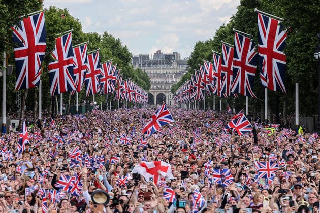 Bilder des Jahres 2022, News 06 Juni News Themen der Woche KW22 News Bilder des Tages . 02 06 2022. London, United Kingdom. Crowds on The Mall in London to watch Trooping the Colour on the first day of the Platinum Jubilee celebrations.  xPoolx xi-Imagesx IIM-23474-0320